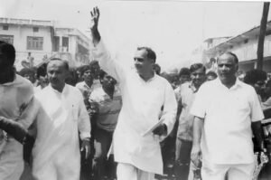 वर्धा से सेवाग्राम की सद्भावना पदयात्रा में राजीव गांधी के साथ शरद पवार की तस्वीर
