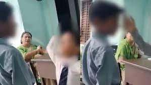 वीडियो में दिख रहा है कि तृप्ता त्यागी नाम की एक टीचर के कहने पर बच्चे बारी-बारी से एक मुसलमान बच्चे की पिटाई कर रहे हैं.